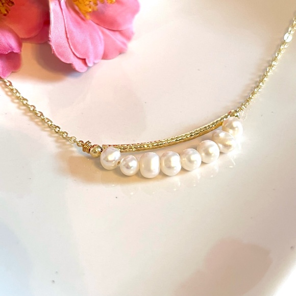 Elegant Pearl Necklace - Picture 6 of 8
